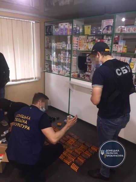 Група з п’яти громадян збувала кодеїновмісні препарати в аптеках Селидового, Вугледара та Мирнограда