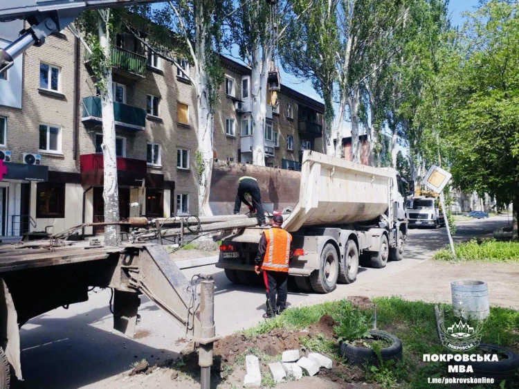 У Покровську встановили нові опори зовнішнього освітлення