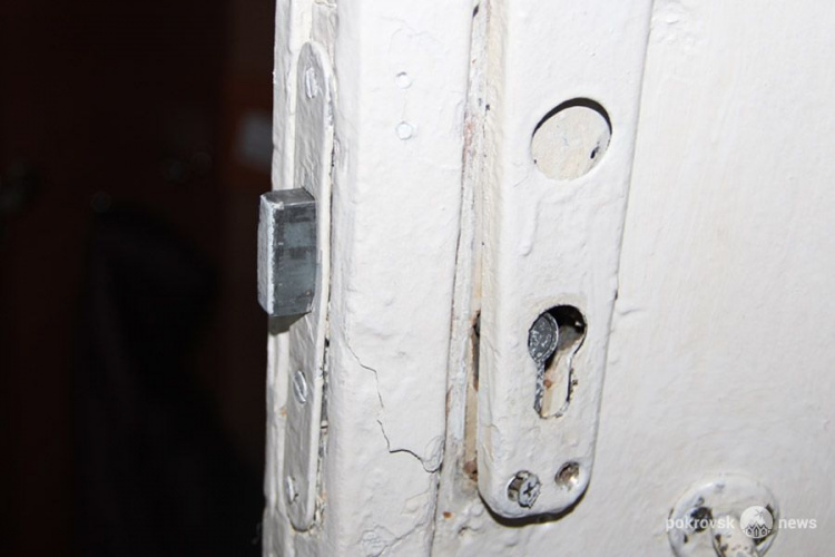 Ночью неизвестные взломали двери и устроили беспорядок в покровской ОШ №2