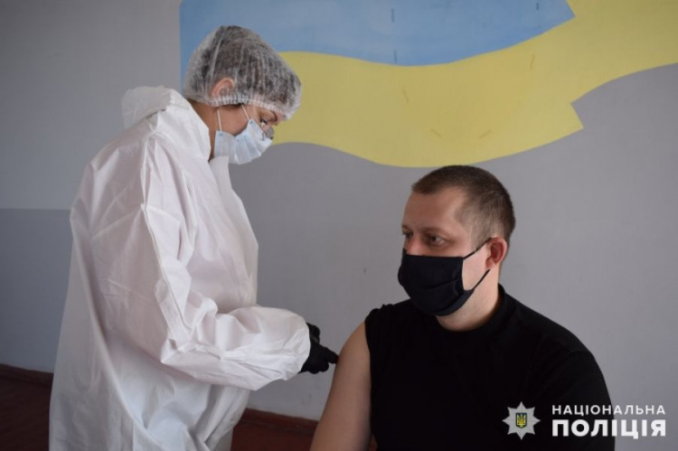 Правоохранителей и спасателей Покровска вакцинировали от COVID-19