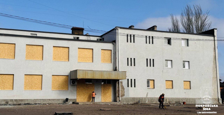 Завезено матеріали, закрито понад 100 вікон: у Покровську продовжують усувати наслідки обстрілу