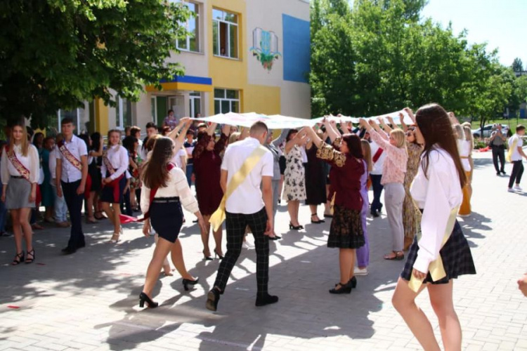 В школах Мирнограда прозвенел последний звонок
