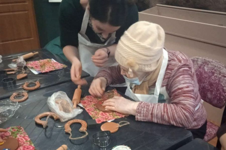 Представители Покровского общества слепых побывали на мастер-классе по лепке из глины