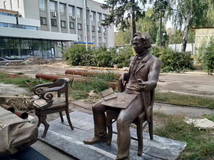 Бронзовая скульптура Шевченко уже в Покровске