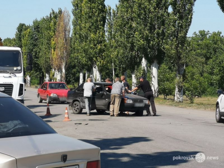 В Покровске произошло ДТП: сбит столб, есть пострадавший