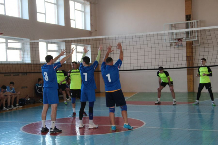 12 команд, атмосфера борьбы и азарта: в Покровске прошел Зимний кубок города по волейболу