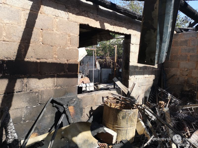 В Покровске практически полностью выгорел дом: пострадавшие нуждаются в помощи