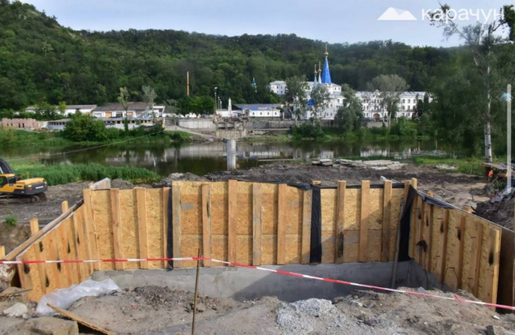 На Донеччині відбудовують зруйнований міст в районі Святогірської лаври