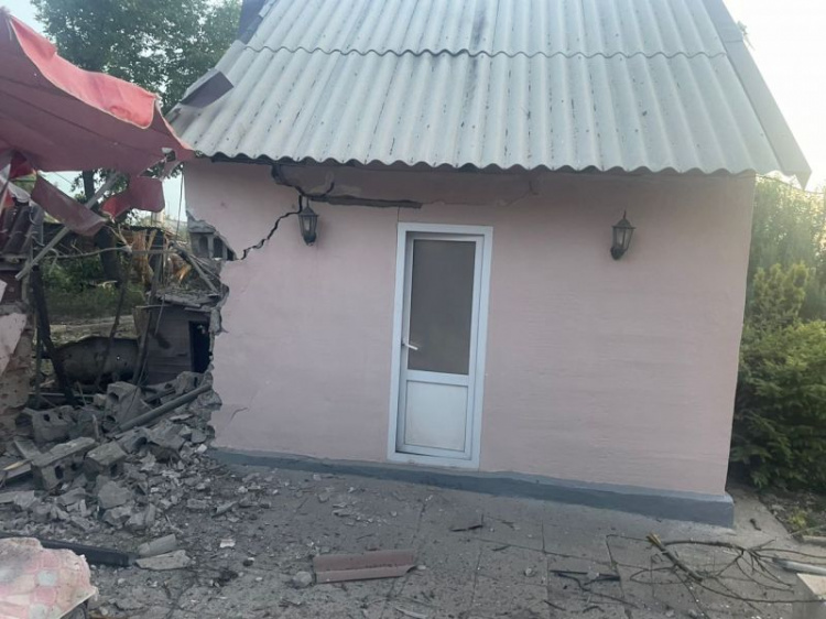 Учора ввечері рашисти обстріляли житловий масив в Українську: 3 загиблих та 5 поранених