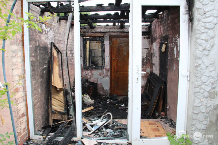 Помогли всем миром: семья из Мирнограда, лишившаяся всего имущества при пожаре, переехала в новый дом