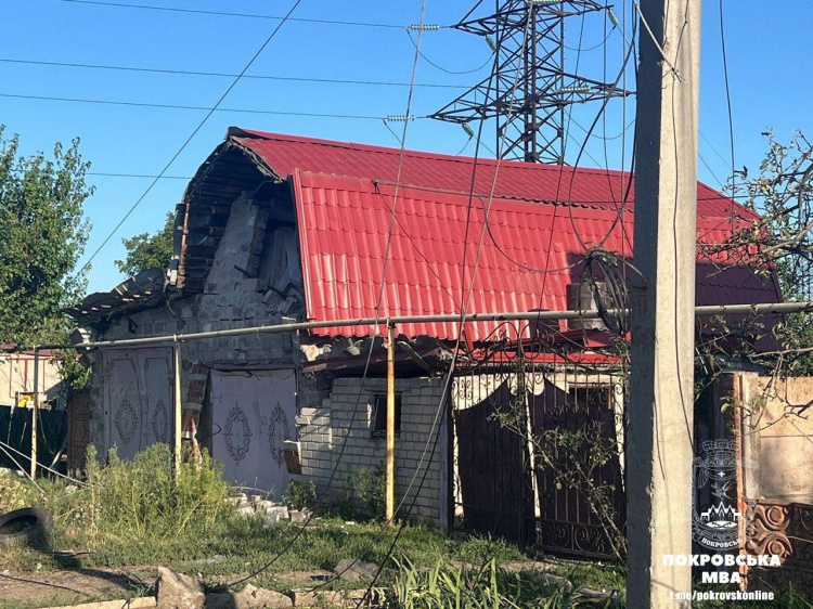 У Покровську усувають наслідки вчорашнього обстрілу