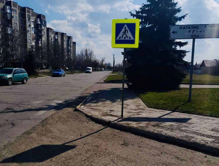 На пішохідних переходах Покровська встановили нові дорожні знаки