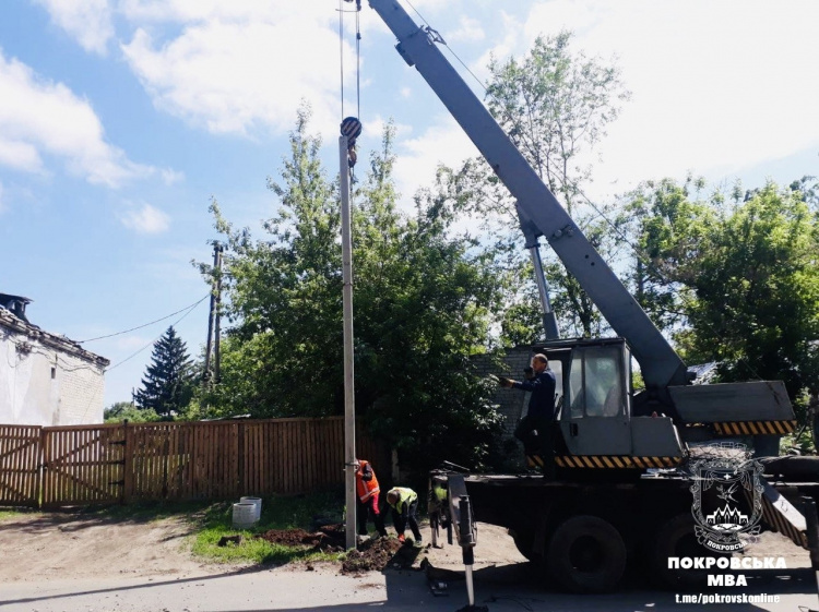 У Покровську встановили нові опори зовнішнього освітлення