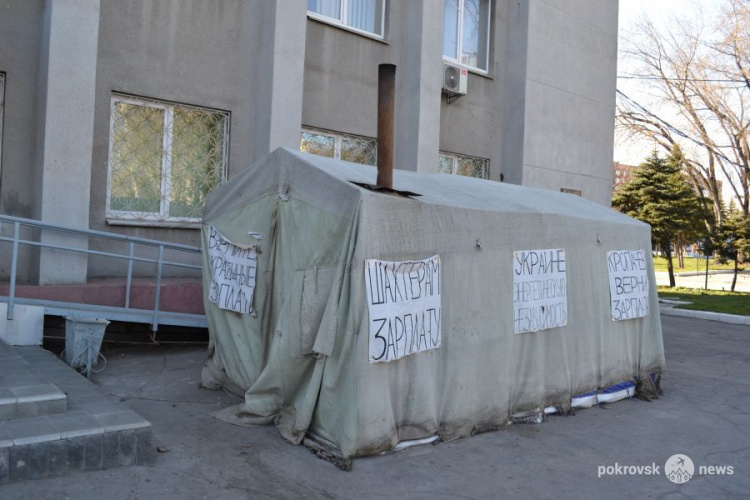 59 дней на ступенях администрации. Шахтеры «Краснолиманской» продолжают акцию протеста в Покровске