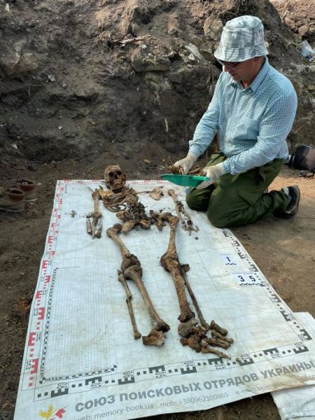 В Доброполье завершены работы по раскопке останков воинов