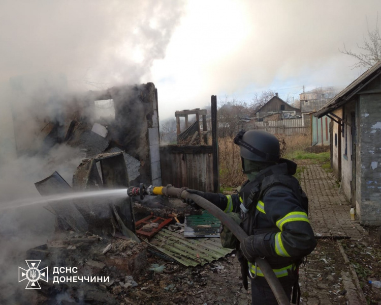 У Родинському внаслідок обстрілу загорівся приватний будинок
