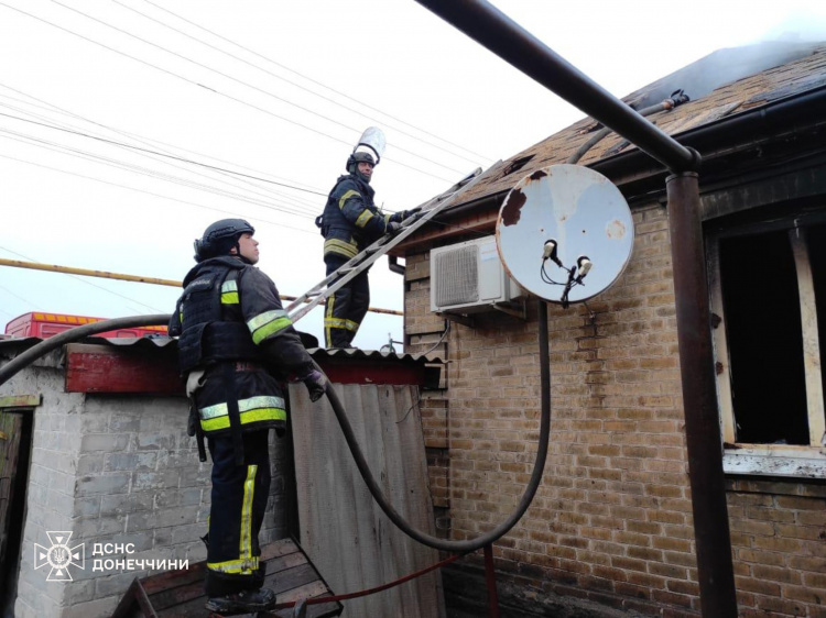 У Покровську загорівся житловий будинок внаслідок обстрілу