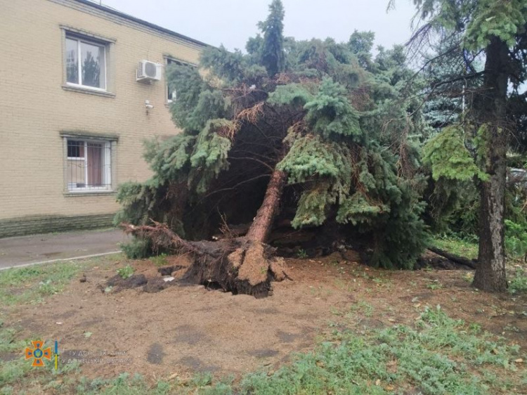 Спасатели и энергетики ликвидируют последствия непогоды в Покровском районе