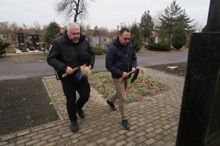 Пам’ятаємо. Єднаємось. Перемагаємо: у Покровську вшанували пам’ять жертв Голодоморів