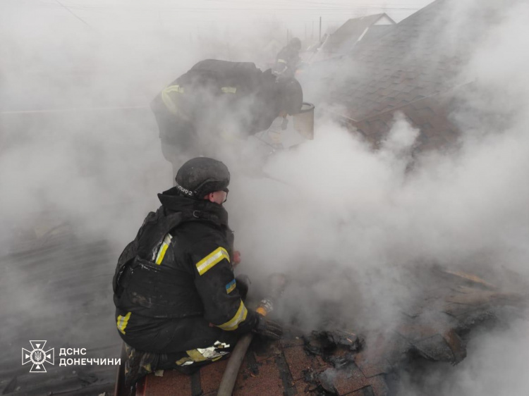 У Покровську загорівся житловий будинок внаслідок обстрілу