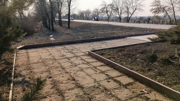 В Мирнограде украли тротуарную плитку со стелы на въезде в город со стороны Покровска