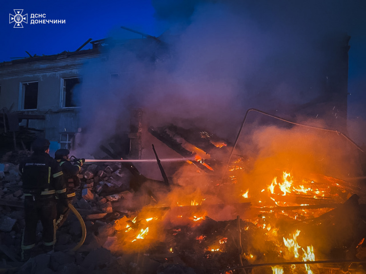 Обстріл Донеччини: у Гірнику рятувальники гасили пожежі в будівлі та гаражах