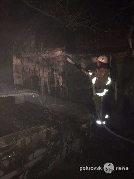 Ночной пожар в Родинском: сгорел автомобиль и поврежден гараж