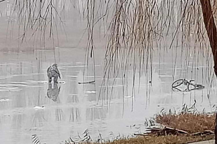 У Покровську люди продовжують прогулянки по тонкому льоду