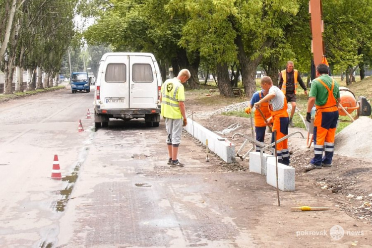 На улице Шмидта в Покровске приступили к ремонту вторых 700 метров дороги