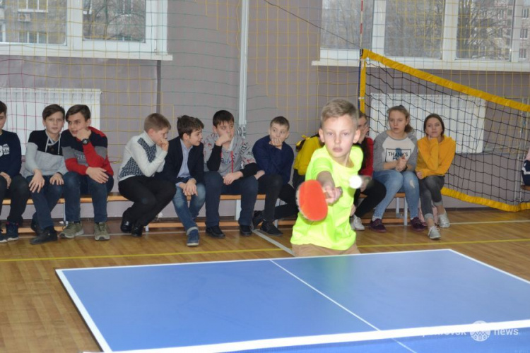 В ОШ №9 Покровска мастер спорта Роман Малинка провел открытый урок по настольному теннису