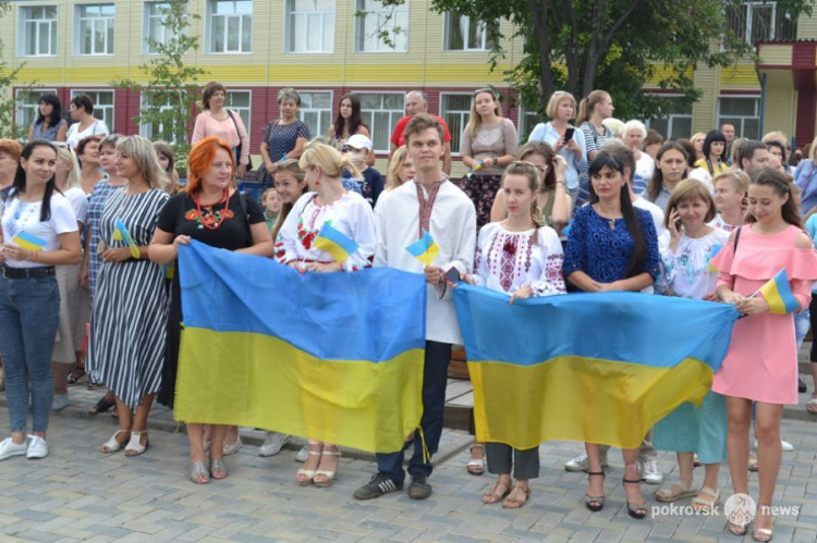 Ярким флешмобом в Покровске отпраздновали День флага