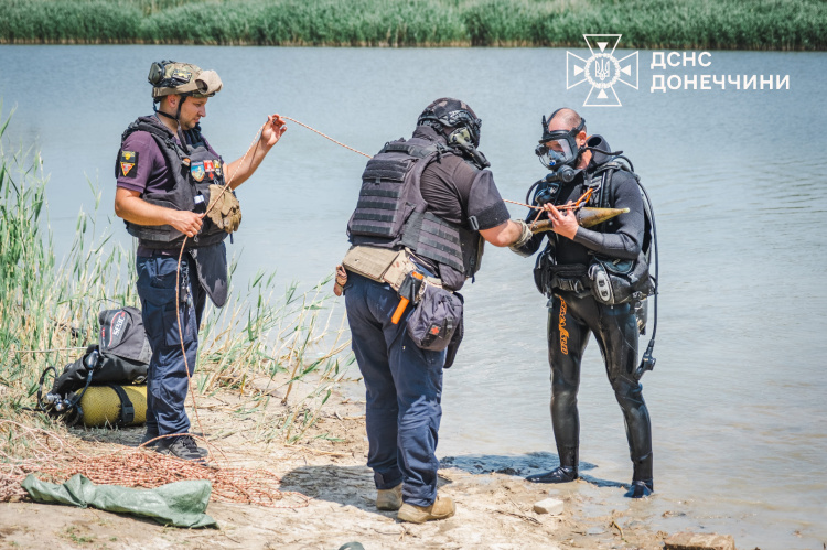 У Покровському районі піротехніки ДСНС вилучили з водойми 12 вибухонебезпечних предметів