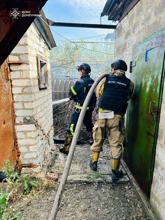 У Покровському районі за добу загорілися два автомобілі, один з них – внаслідок обстрілу