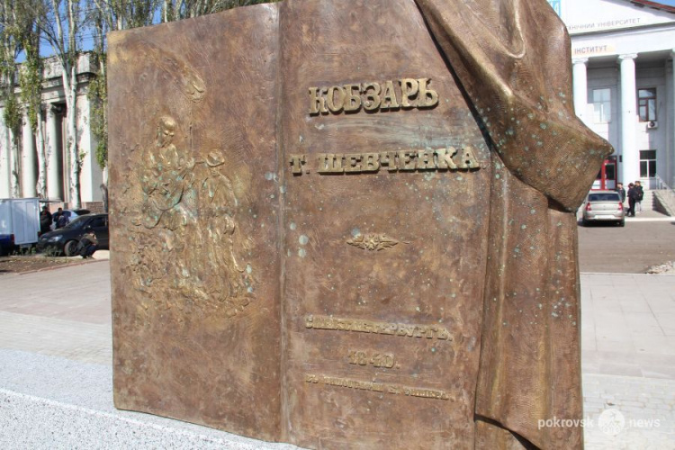 Бронзовый Шевченко занял свое место в скульптурной композиции на площади Шибанкова в Покровске