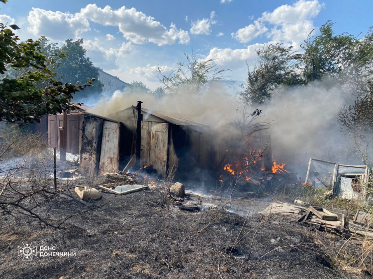 У Гришиному рятувальники ліквідували пожежу, яка виникла внаслідок обстрілу