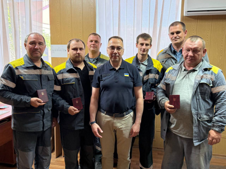 Визнання тих, хто тримає громаду: 43 рятувальники та енергетики нагороджені медалями «За оборону Покровська»