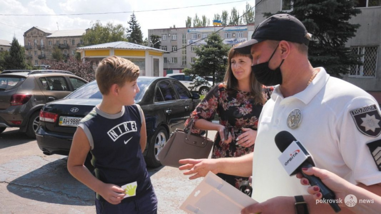 В Покровске полиция раздает детям светоотражающие сувениры