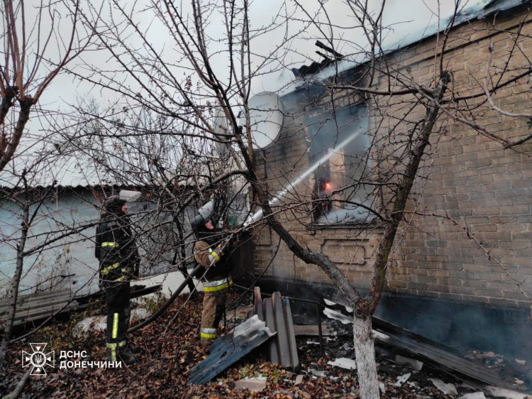 В Удачному рятувальники потрапили під обстріл під час гасіння пожежі