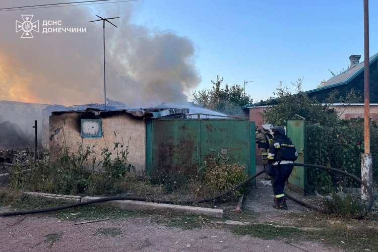 На ринку Покровська спалахнула пожежа внаслідок обстрілу