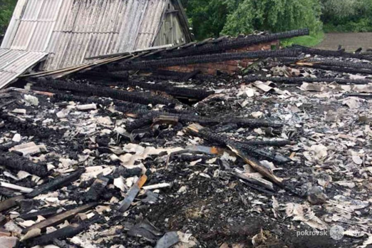 Пожар оставил пенсионерку из Гродовки без крыши над головой. Женщина нуждается в помощи