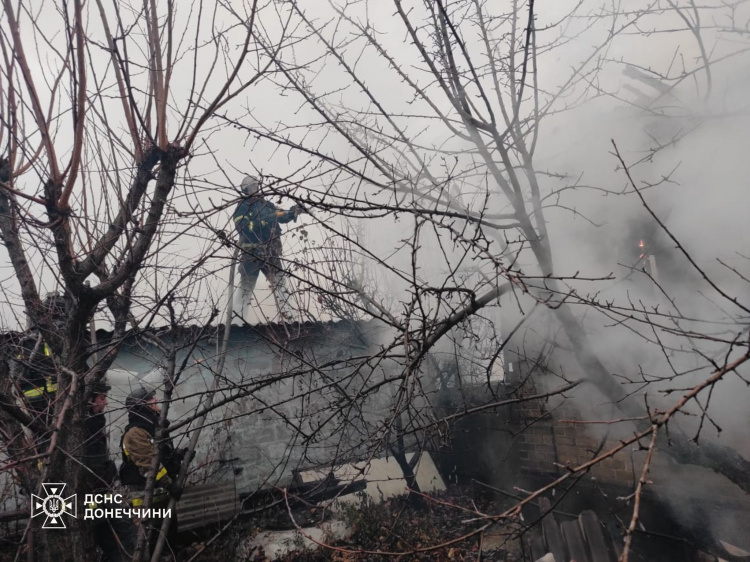 В Удачному рятувальники потрапили під обстріл під час гасіння пожежі