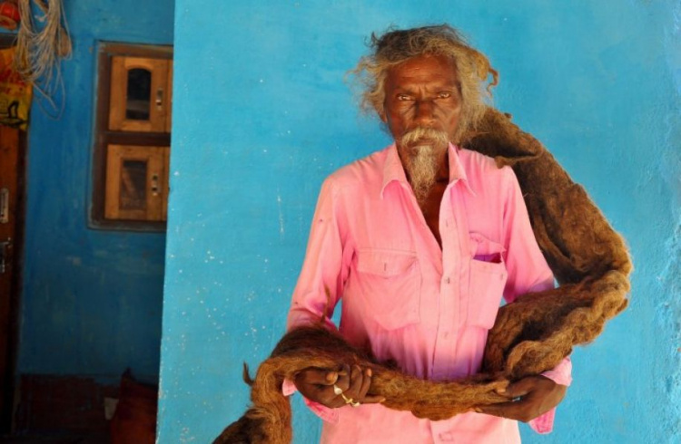 Житель Индии 40 лет не стриг и не мыл волосы