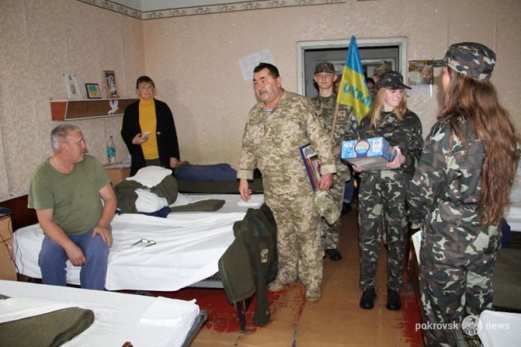 Казацкие рои школ Родинского поздравили медиков и пациентов 66 военного мобильного госпиталя
