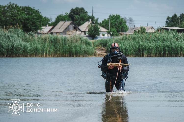 У Покровському районі піротехніки ДСНС вилучили з водойми 12 вибухонебезпечних предметів