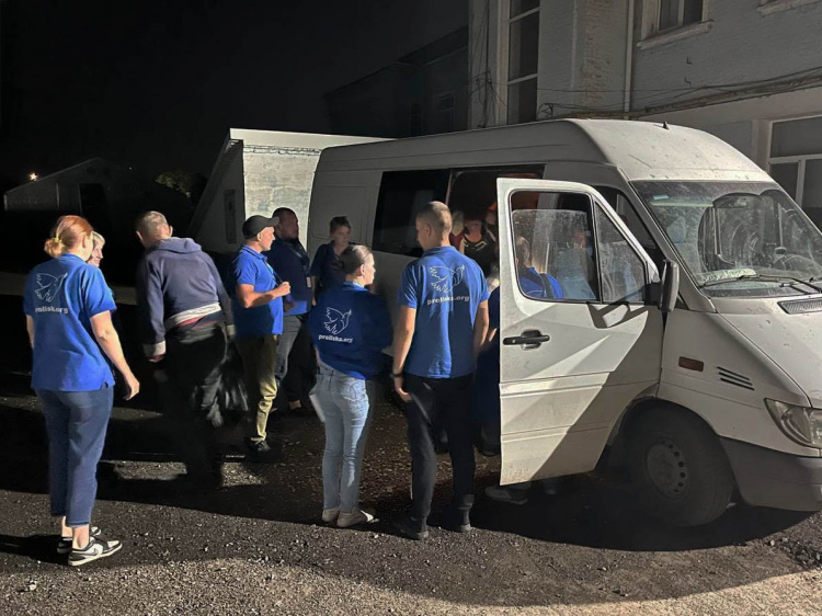 Тисячі кроків до світла: п’ятеро мешканців Мирнограда пішки вийшли із міста, щоб врятуватися