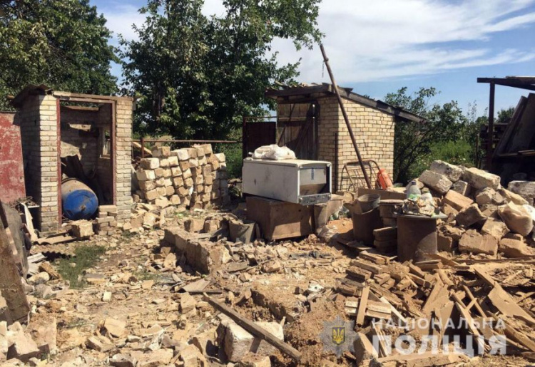 Під ударом окупантів опинилися школа, пункт видачі гумдопомоги та мирні оселі Донеччини
