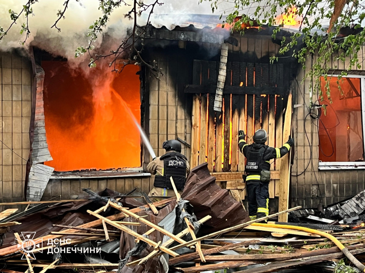 У Добропіллі рятувальники ліквідували масштабну пожежу на місці ворожого обстрілу