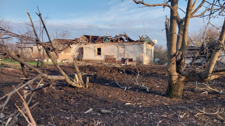 Доба обстрілів Донеччини минула без постраждалих, але з численними руйнуваннями