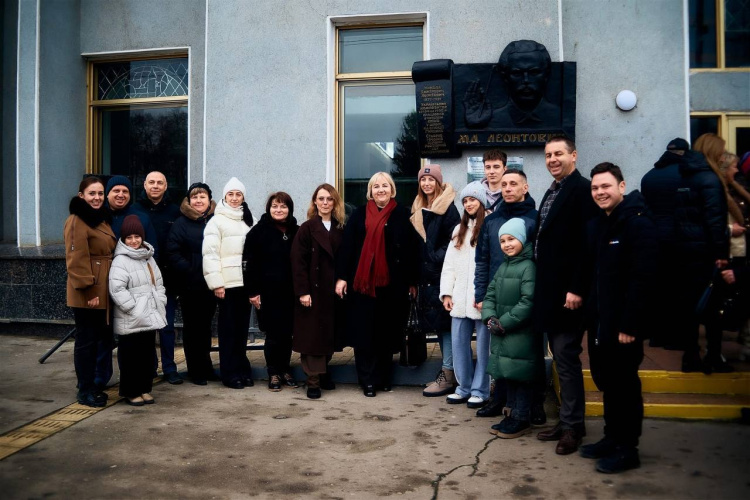 Релоковану з Покровська пам’ятну дошку Миколі Леонтовичу відкрили в Кам’янці-Подільському