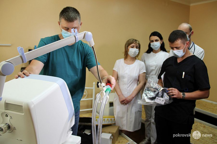 Мирноградская инфекционная больница получила три аппарата ИВЛ от Фонда Рината Ахметова